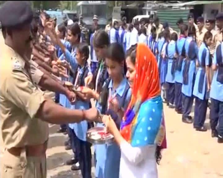 वाघा बॉर्डर और लद्दाख में महिलाओं ने जवानों को बांधी राखी, देखें तस्वीरें