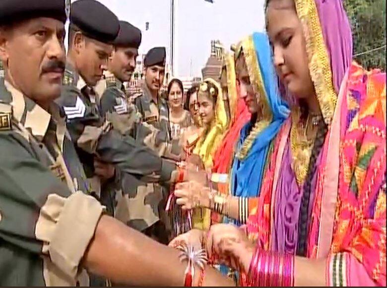 Raksha Bandhan Pictures From All Over India वाघा बॉर्डर और लद्दाख में महिलाओं ने जवानों को बांधी राखी, देखें तस्वीरें