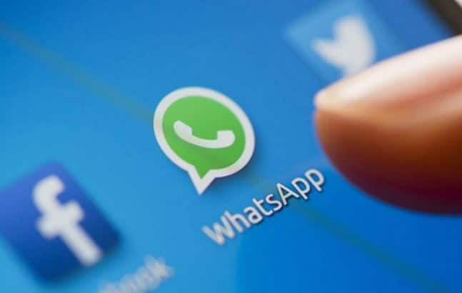 यहां व्हाट्सएप तीन ऑप्शन देगा , आप इमोजी एड कर सकते हैं, फॉन्ट सलेक्ट कर सकते है और बैग्राउंड का कलर भी बदल सकते हैं जिससे टेक्स्ट कलरफुल हो जाएगा. 