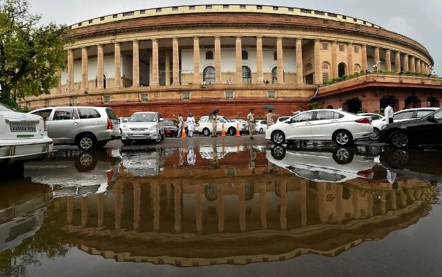 Monsoon Session May Uproar In Parliament On Chandigarh Stalking And Rahul Gandhis Car Attacked In Gujarat चंडीगढ़ छेड़छाड़ और राहुल गांधी पर हमले के मुद्दे पर आज संसद में हंगामे के आसार