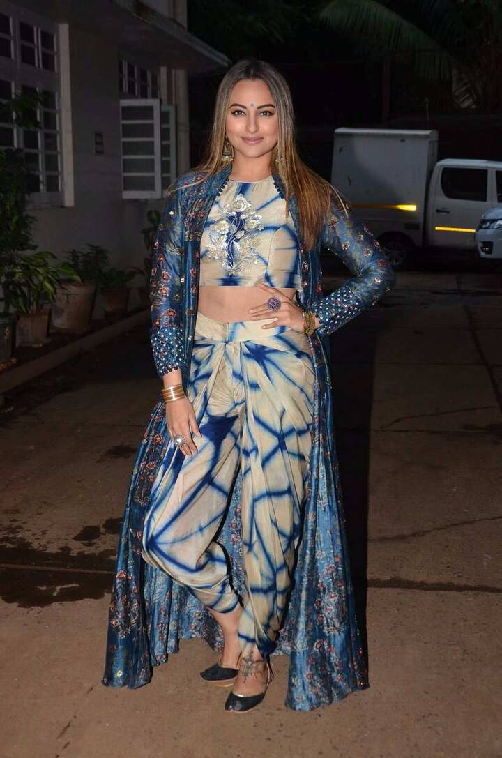 इसका खुलासा नहीं हो पाया कि दरअसल किस फिल्म की शूटिंग चल रही है. बताते चलें कि उनकी आने वाली फिल्मों की लिस्ट में इत्तेफाक जैसी फिल्म का नाम शामिल है.