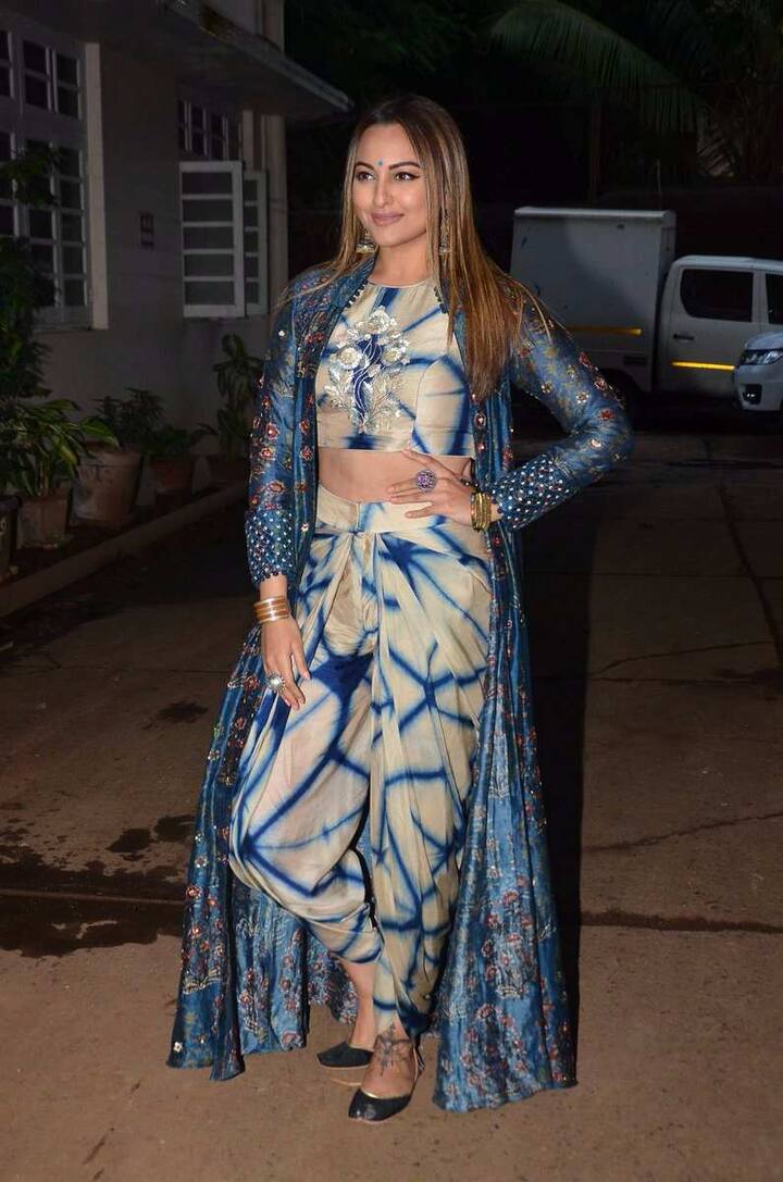 बताते चलें कि सलमान के साथ दबंग जैसी फिल्म से अपने करियर की शुरुआत करने वाली सोनाक्षी बीत समय में काफी बोल्ड हुई हैं.