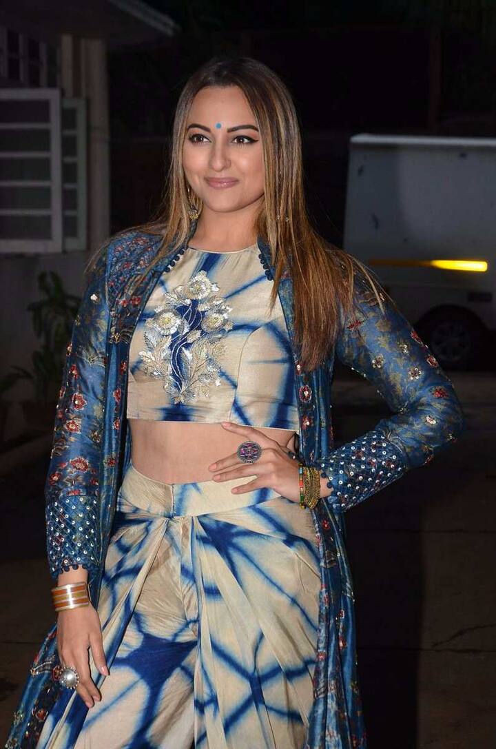 आपको सुनकर शायद यकीन ना हो लेकिन सोनाक्षी की फैन फॉलोइंग कई सेलिब्रिटीज़ से कतई बेहतर है.