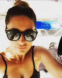 एथेंस में हॉलीडे मना रहीं हैं नरगिस, स्नैपचैट से इंस्टा तक हर जगह फैलाई हॉटनेस