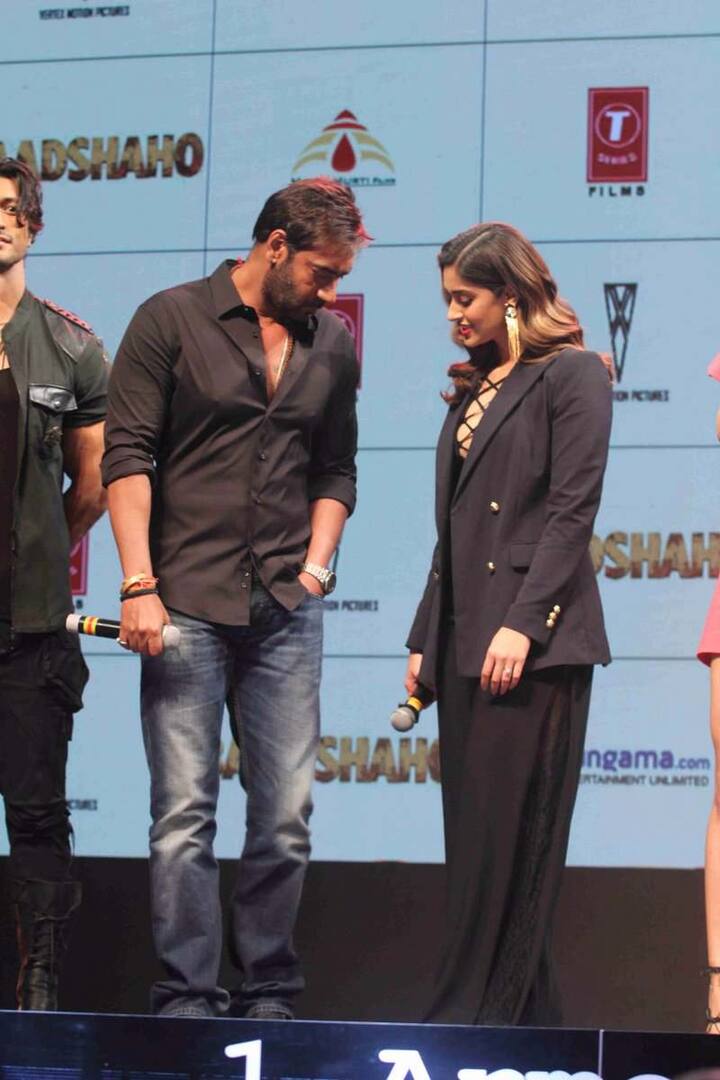 खबर थी कि बोर्ड के किसी तरह की आपत्ति उठाने से पहले ही ‘बादशाहो के निर्देशक लुथरिया ने अजय देवगन और फिल्म की मुख्य अभिनेत्री इलियान डी’क्रूज के बीच फिल्माए गए एक अंतरंग दृश्य को हटा दिया है.