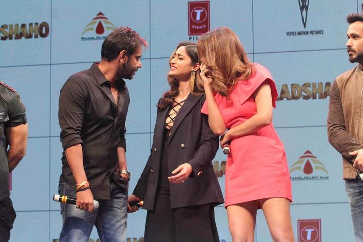 लुथरिया के निर्देशन में बनी यह फिल्म इमरजेंसी के वक्त का चित्रण करती है. फिल्म निर्माता मधुर भंडारकर की हालिया रिलीज 'इंदु सरकार' भी इसी मुद्दे पर बनी थी लेकिन उसे सीबीएफसी से अनुमति लेने में बहुत सारी बाधाओं का सामना करना पड़ा था.