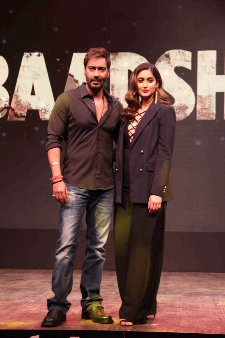 वहीं फिल्म के लीड अदाकारा ने बेहद बोल्ड ड्रेस पहनी थी जिसकी वजह से वे सबकी निगाहों में छाई हुई थीं.