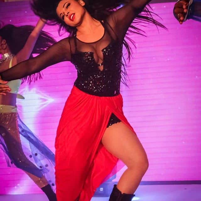  राखी ने भीड़ की तरफ से पहचाने जाने से बचने के लिए बुर्का पहनकर सुनवाई के ठीक एक दिन पहले अदालत में पेश हुई थी और आत्मसमर्पण किया था. उन्हें जमानत मिल गई थी, लेकिन अदालत ने इसे अगले ही दिन रद्द कर दिया और उन्हें सात अगस्त को पेश होने का आदेश दिया था. 