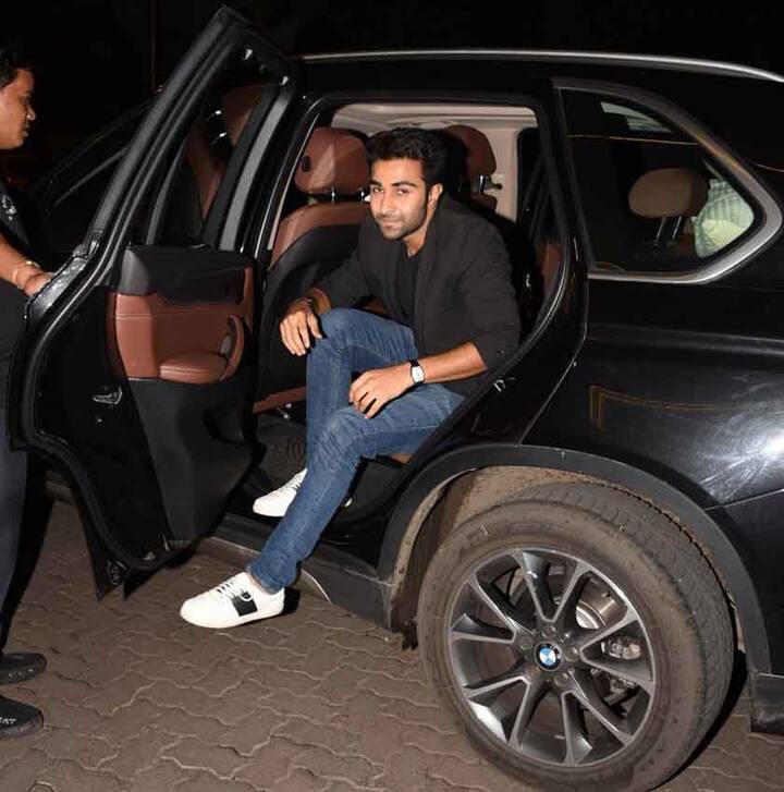 आदिर कपूर भी पहुंचे. रणबीर कपूर के कज़िन आदिर फिल्म 'कैदी बैंड' से बॉलीवुड में डेब्यू कर रहे हैं. (Photo: Manav Mangalani)