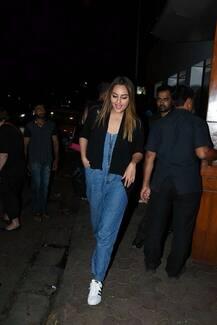 तस्वीरों में कैद हुईं डिनर करके लौट रहीं सोनाक्षी सिन्हा