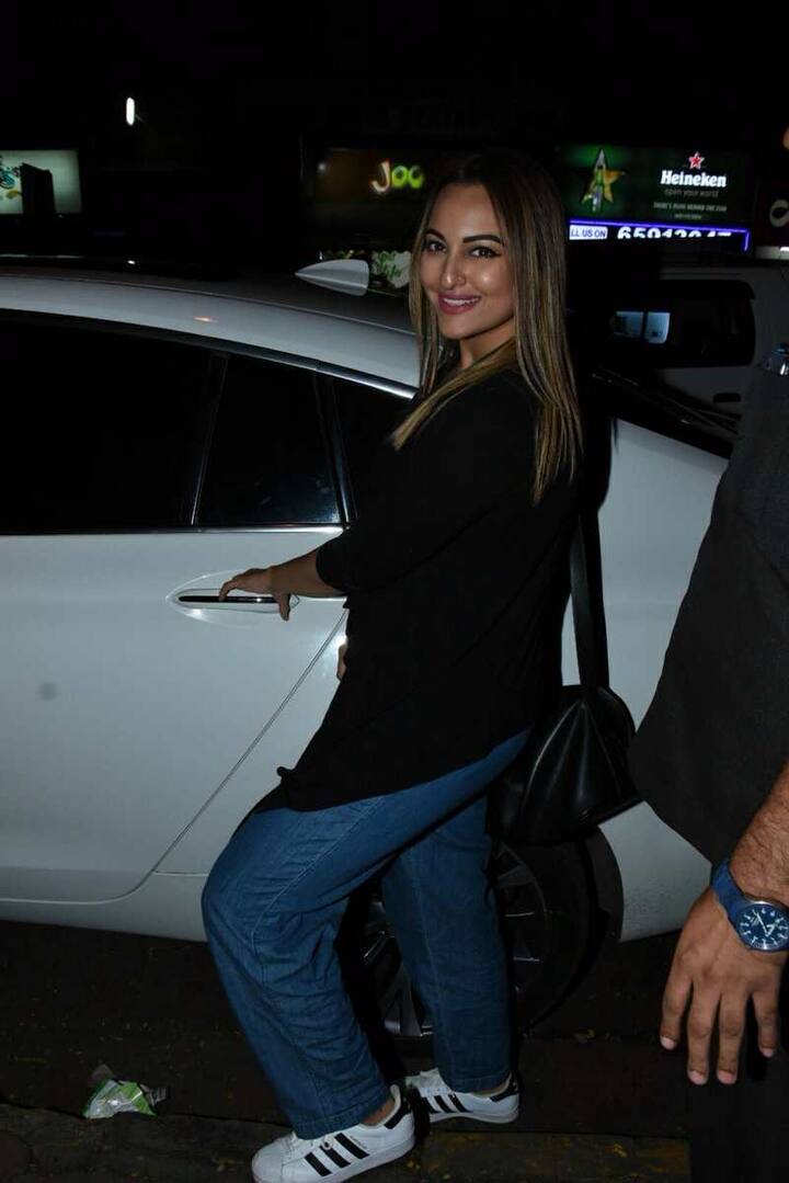 बताते चलें कि सलमान के साथ दबंग जैसी फिल्म से अपने करियर की शुरुआत करने वाली सोनाक्षी बीत समय में काफी बोल्ड हुई हैं.