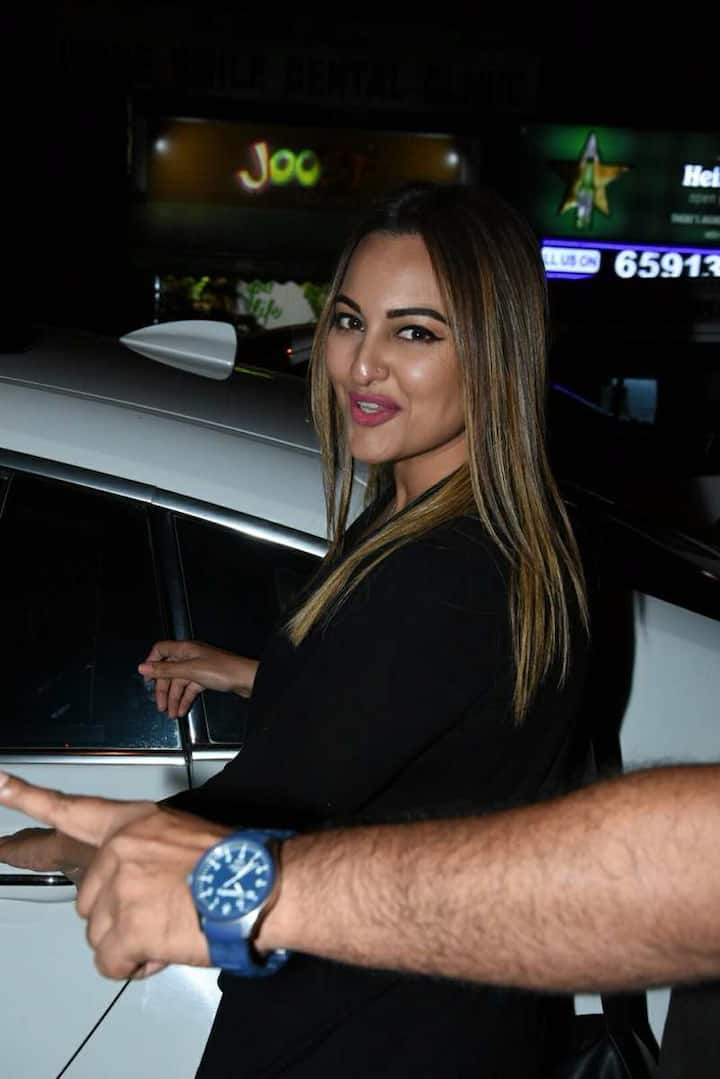 आपको सुनकर शायद यकीन ना हो लेकिन सोनाक्षी की फैन फॉलोइंग कई सेलिब्रिटीज़ से कतई बेहतर है.