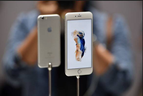 iPhone 6s 32GB आईफोन 6s 32 जीबी मॉडल एमेजन पर 34,999 रुपये में उपलब्ध है.. इसके साथ ही SBI कार्ड वालों को 1500 रुपये का कैशबैक मिलेगा. ऐसे में कस्टमर इसे 33,499 रुपये में खरीद सकते हैं. वहीं फ्लिपकार्ट पर ये आईफोन 35,999 रुपये में उपलब्ध है. HDFC कार्ड पर मिलने वाले ऑफर के बाद आप इसे 34,249 रुपये में पा सकते हैं.