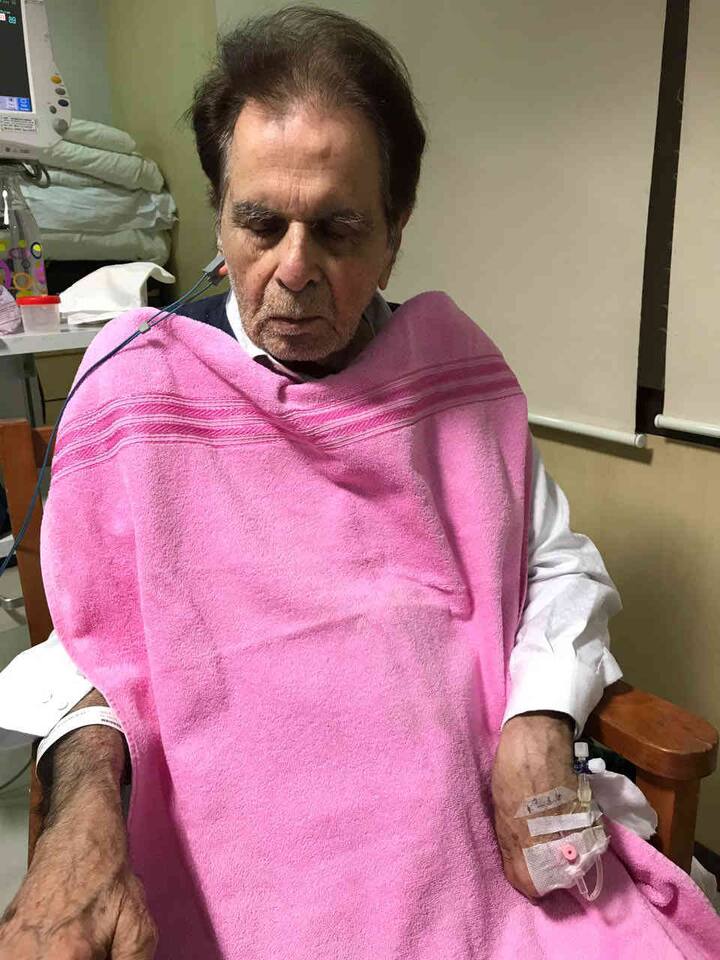 दिलीप कुमार के चाहने वालों के लिए 9 अगस्त यानी आज का दिन बड़ी खुशखबरी लेकर आया. दिलीप कुमार को आज लगभग एक हफ्ते बाद मुंबई के लीलावती अस्पताल से छुट्टी मिल गई. (फोटो क्रेडिट - ट्विटर)