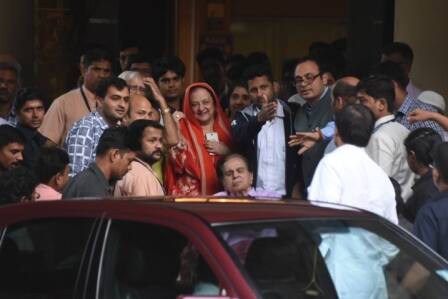 सायरा ने ट्विटर पर लिखा, “अल्लाह की दुआ से लीलावती हॉस्पिटल की एक्सिलेंट टीम ने दिलीप साहब को घर ले जाने की इजाजत दे दी है. मैं दिलीप साहब के सभी फैंस का आभार प्रकट करना चाहती हूं, साथ ही उन दोस्तों का, जिन्होंने दिलीप साहब के लिए प्रार्थना की.”