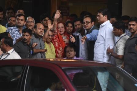 वहीं दिलीप कुमार को हॉस्पिटल से डिस्चार्ज मिलने पर सायरा मीडिया से मुखातिब हुईं. सायरा ने कहा, “यह एक बुरे स्वप्न की तरह था. मैं आप सभी को शब्दों में नहीं बता सकती कि मैं भगवान की कितनी शुक्रगुजार हूं. यह एक चमत्कार है.”