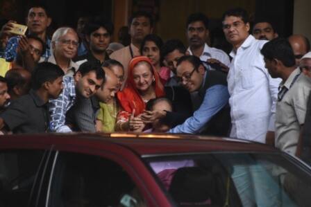 ता दें कि जब हॉस्पिटल से डिस्चार्ज के बाद दिलीप कुमार बाहर निकलें तो उन्होंने गुलाबी रंग का एक शर्ट पहना हुआ था.