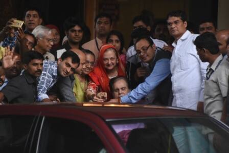 उनके साथ उनकी वाइफ और अपने जमाने की दिग्गज एक्टर सायरा बानो थीं, जिन्होंने लाल रंग का प्रिंटेड सूट पहना हुआ था. इसके अलावा सायरा ने सिर पर दुप्ट्टा भी डाला हुआ था.