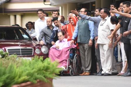 दिलीप कुमार हॉस्पिटल से डिस्चार्ज होते हुए.