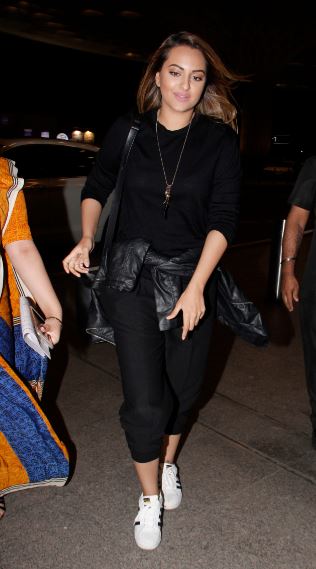 मुंबई एयरपोर्ट पर कैमरे में कैद हुईं सोनाक्षी सिन्हा!