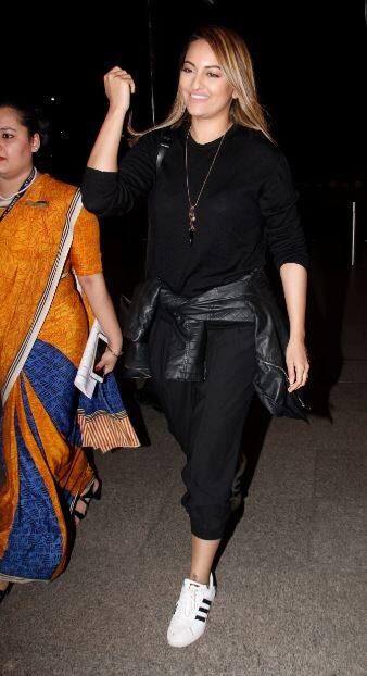 बताते चलें कि सलमान के साथ दबंग जैसी फिल्म से अपने करियर की शुरुआत करने वाली सोनाक्षी बीत समय में काफी बोल्ड हुई हैं.