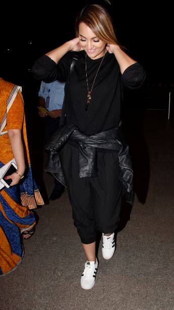 दिग्गज हिंदी सिनेमा स्टार शत्रुघन सिन्हा की बेटी सोनाक्षी ने बीते समय में पूल से लेकर एक्सरसाइज़ तक की तस्वीरें पोस्ट की हैं.
