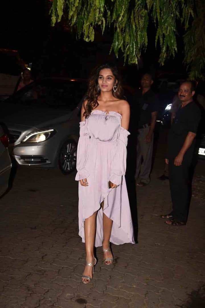 उन्होंने पार्टी के लिए ये ड्रेस पहन रखी थी जिसे कई बार उन्हें संभालना पड़ा.