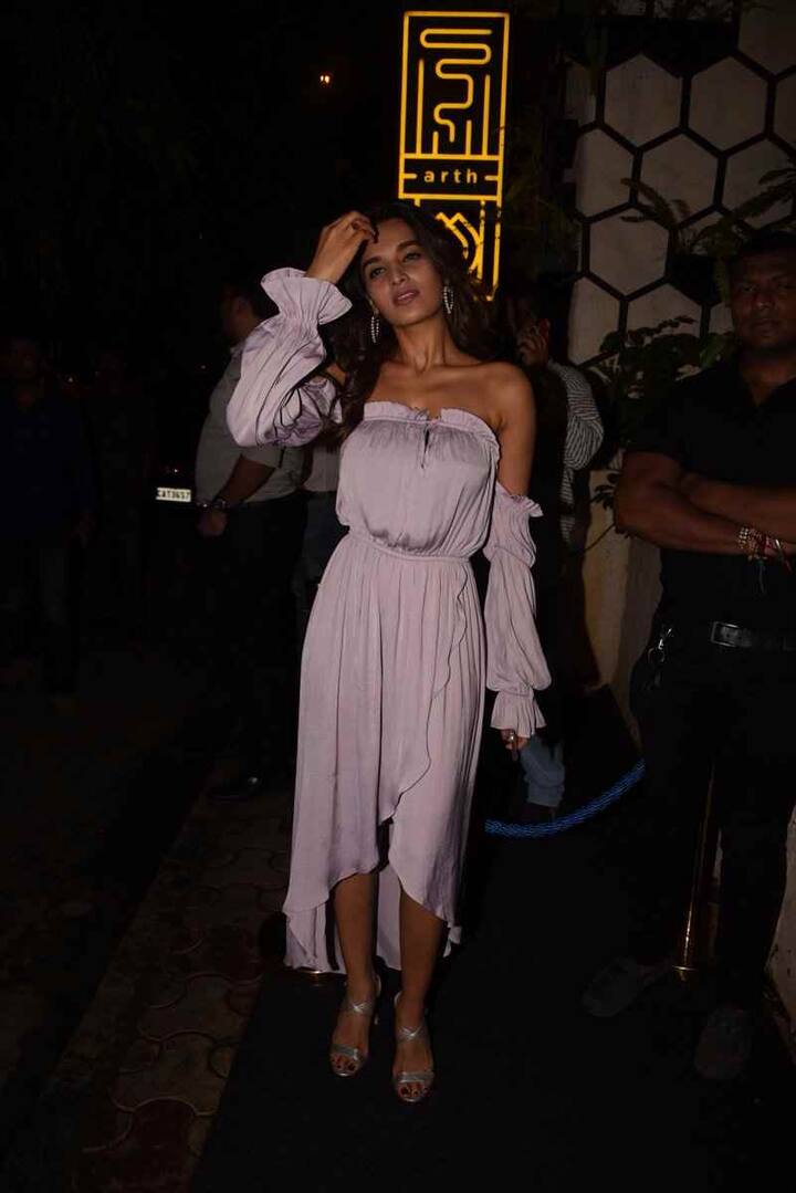 ये भी बताते चलें कि बेंगलुरु की निधि मॉडल, अदाकारा होने के साथ-साथ ट्रेन्ड बैले डांसर भी हैं.