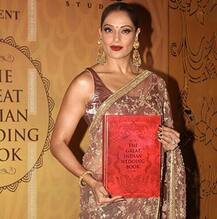 हमेशा वेस्टर्न अंदाज़ में रहने वाली बिपाशा बसु इस खास मौके पर नज़र आईं साड़ी में