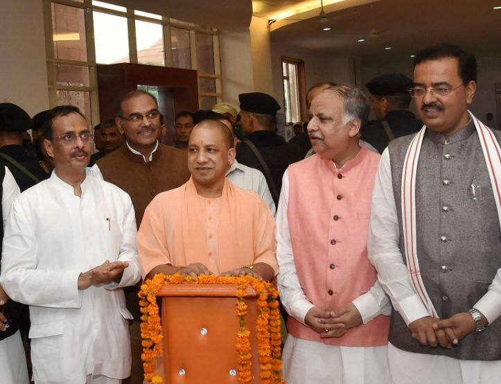 आज संसद की सदस्यता से इस्तीफा देंगे यूपी के सीएम योगी आदित्यनाथ Up Cm Yogi Adityanath To Resign As Mp Today आज संसद की सदस्यता से इस्तीफा देंगे यूपी के सीएम योगी आदित्यनाथ