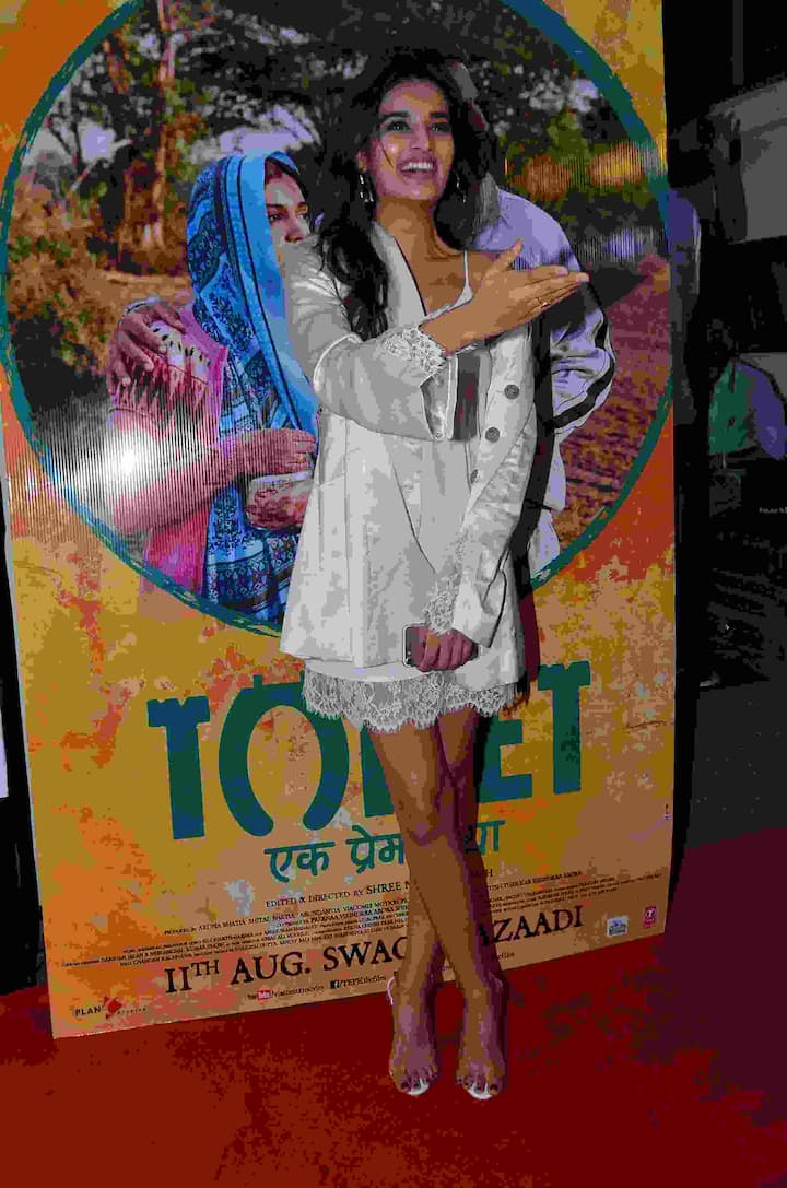 इन सारी आपत्तियों की वजह से उन्हें अपना घर बदलना पड़ा. वैसे इन सारी परेशानियों से उबर कर वे फिल्हाल अपनी पहली फिल्म की मिली-जुली सफलता को एंजॉय कर रही हैं.