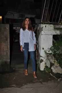 तस्वीरों में कैद हुईं पार्लर से निकलीं ईशा गुप्ता!