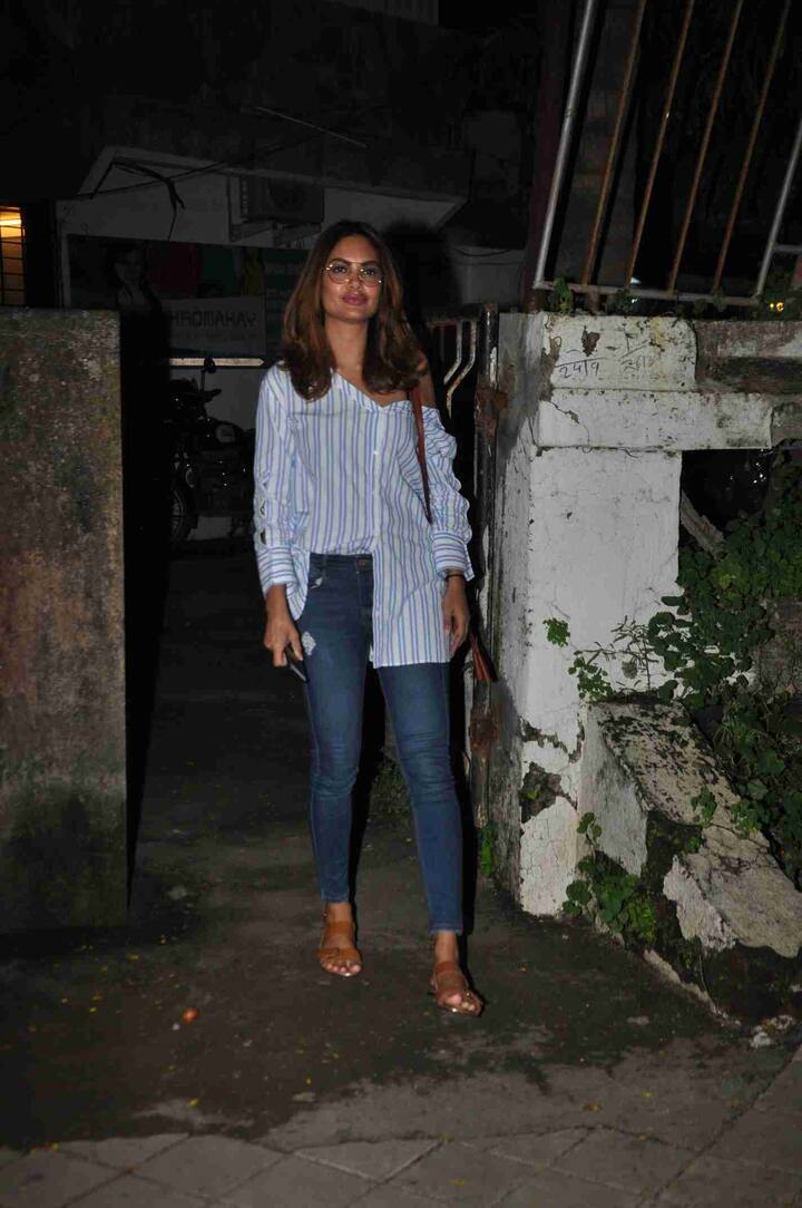 बॉलीवुड अभिनेत्री ईशा गुप्ता इन दिनों अपनी बेहद बोल्ड अदाओं की वजह से सुर्खियों में हैं. 