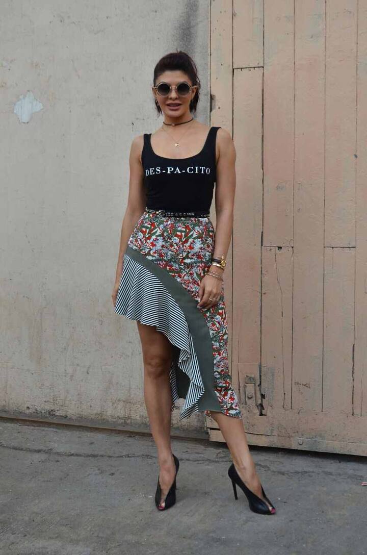 फिर दोनों धुन पर एकसात थिरकते नजर आए. हम इससे पहले फिल्म के ट्रेलर में इस गीत की एक झलक देख चुके हैं.