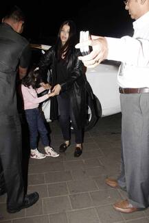 कैमरों को देख झल्लाई सी नज़र आईं ऐश्वर्या राय !