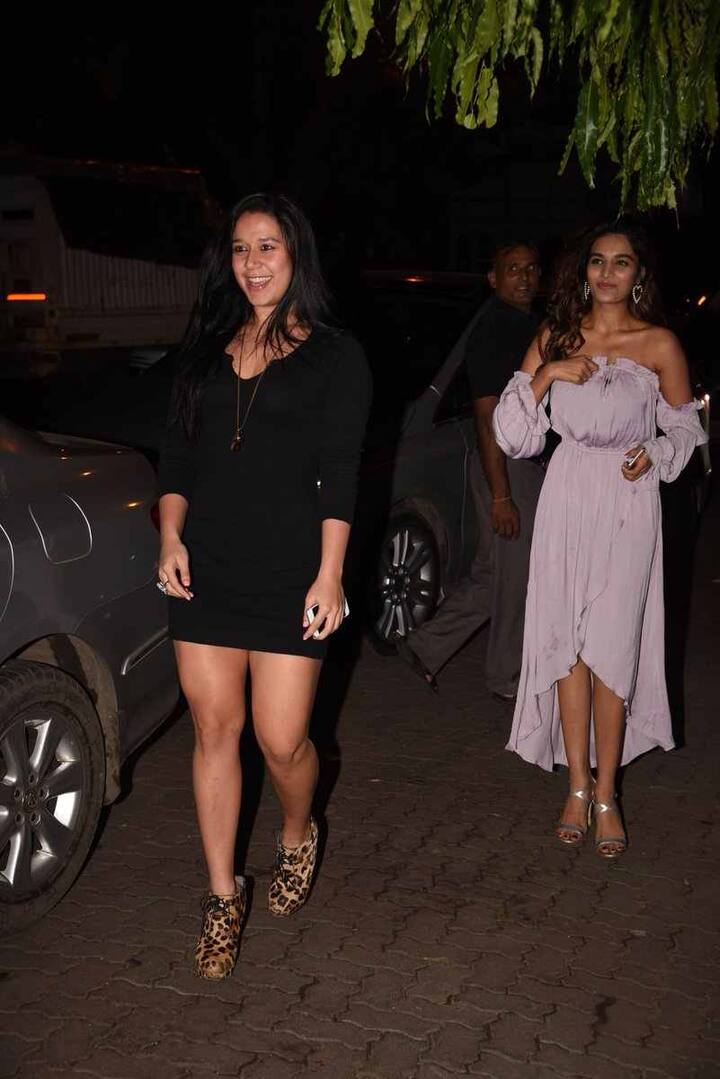 बताते चलें कि कृष्णा और निधि दोनों ही सोशल मीडिया सेंसेशन हैं. इंस्टा पर दोनों की खासी फैन फॉलोइंग है.