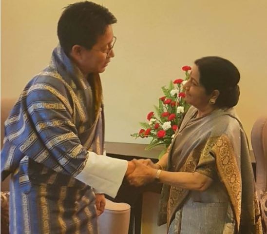 Eam Sushma Swaraj Meets With Fm Of Bhutan Damcho Dorji डोकलाम गतिरोध के बीच सुषमा ने की भूटान के विदेश मंत्री दामचो दोरजी से मुलाकात