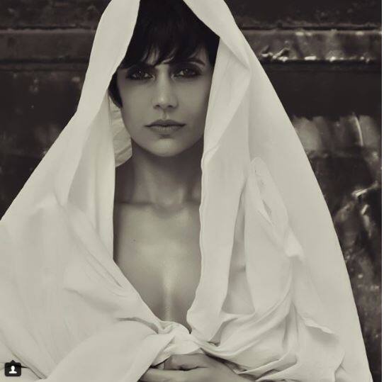 तस्वीरों में आप टीवी से सिनेमा और स्पोर्ट्स तक अपनी पुख्ता पहचान रखने वाली मंदिरा बेदी को देख सकते हैं. 394,000 इंस्टाग्राम फॉलोअर्स वाली मंदिरा ने अपनी ये तस्वीर वहीं पोस्ट की है. कैप्शन में उन्होंने #saturdaysoul #blackandwhiteonly जैसे हैशटैग्स का इस्तेमाल किया है. बताते चलें कि ये कोई अपवाद नहीं है जब उन्होंने अपनी इतनी उम्दा तस्वीर इंस्टा पर पोस्ट की है. आगे देखें चंद और तस्वीरें- 