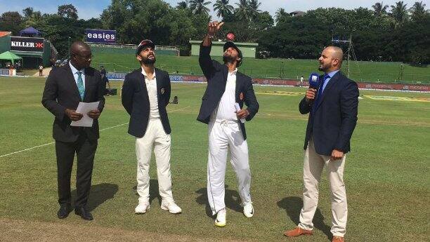 कप्तान विराट कोहली के टॉस जीतने के बाद ओपनर शिखर धवन और केएल राहुल ने दिन के पहले सेशन में श्रीलंकाई गेंदबाज़ों को पूरी तरह से बांधे रखा और 125 रनों की साझेदारी कर डाली. पहले सेशन का खेल खत्म होने तक दोनों बल्लेबाज़ों ने अपने-अपने अर्धशतक बनाए जिसके साथ भारत का स्कोर 134/0 रहा.