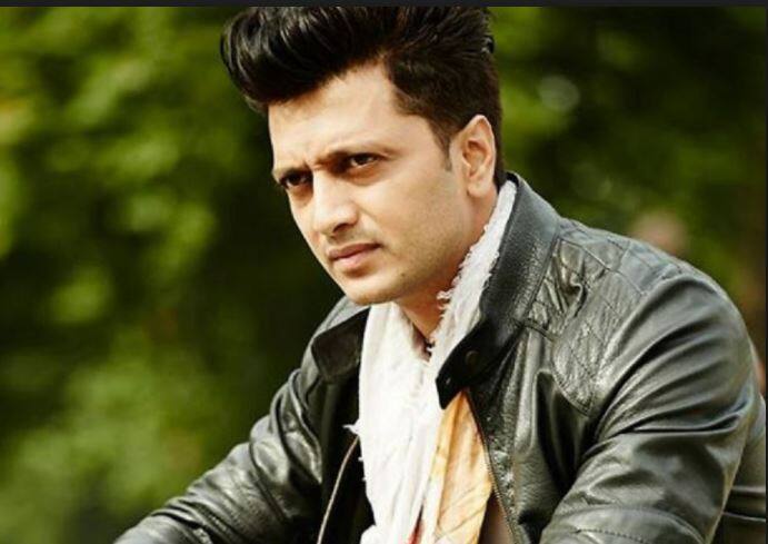 आगे रितेश ने सवाल किया है - Incredible India or Irresponsible India ??? हम क्या बन रहे हैं?