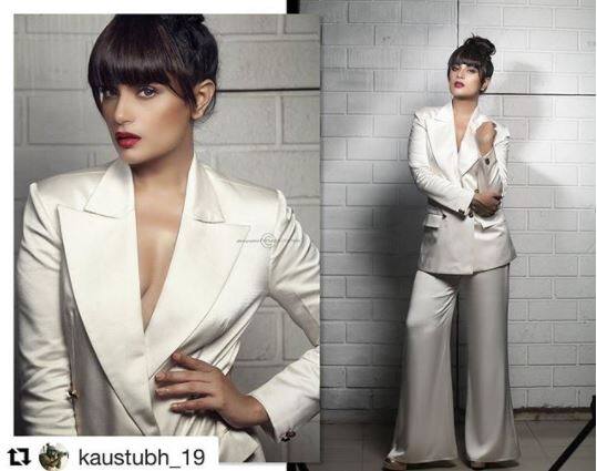 तस्वीरों में आप फिल्म गैंग्स ऑफ वासेपुर से फेम हासिल करने वाली अदाकारा ऋचा चड्ढा को देख सकते हैं. 30 साल की ऋचा ने अपने फ़ोटोशूट की ये तस्वीर इंस्टा पर पोस्ट की है. बताते चलें कि आने वाले दिनों में आप ऋचा को फुकरे- 2 और थ्री स्टोरी जैसी फिल्मों में देखेंगे. देखिए उनकी चंद और तस्वीर- 