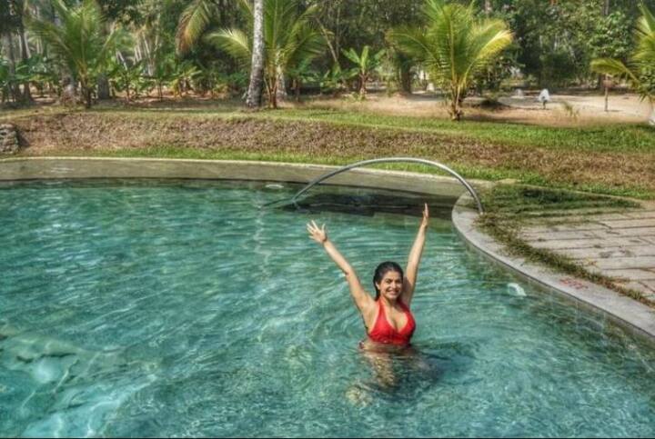 बताते चलें कि शहनाज, शाहिद कपूर के अपोजिट फिल्म में 'इश्क-विश्क' में नजर आईं थी. इस फिल्म से ही शहनाज को फेम मिला.