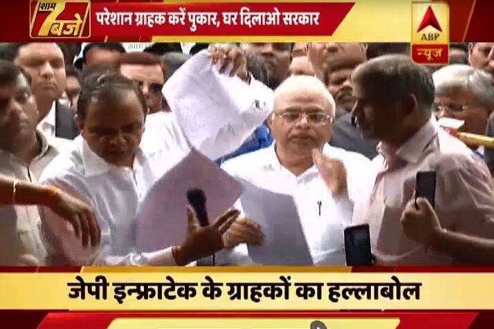 हालांकि जेपी ग्रुप की मुखिया भी इस मामले में सफाई देने आए थे पर लोगोॆ के गुस्से को देखते हुए मीडिया के सामने ज्यादा रुके नहीं.