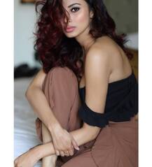 अपनी इन तस्वीरों से इंटरनेट को गुलजार कर रही हैं मॉनी रॉय