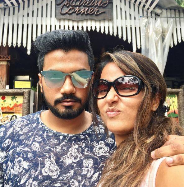 ‘खतरों के खिलाड़ी’ सीजन 8 में नजर आ चुकीं हिना ने अपनी और रॉकी के साथ इस तस्वीर को इंस्टाग्राम पर शेयर किया है. जिसमें दोनों बेहद कोज़ी मोमेंट्स को शेयर करते दिखाई दे रहे हैं. हिना अपने ब्वॉयफ्रेंड के साथ गोव में हॉलिडे बिता रही हैं.