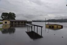 यूपी और प.बंगाल में भारी बारिश से भूस्खलन और बाढ़, असम में 100 मरे