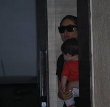 मम्मी करीना के साथ कैमरे में कैद हुए गोलू-मोलू तैमूर!