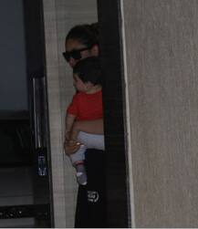 मम्मी करीना के साथ कैमरे में कैद हुए गोलू-मोलू तैमूर!