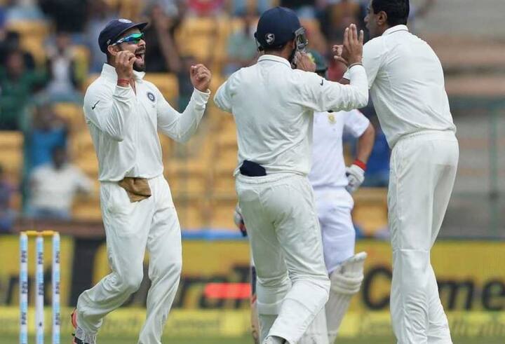 साल 2015 के आखिर में भारतीय टीम ने साउथ अफ्रीका को 4 मैचों की घरेलू टेस्ट सीरीज में 3-0 से हराया. इसी सीरीज के आखिरी मुकाबले में विराट की कप्तानी में टीम इंडिया ने साउथ अफ्रीका जैसी मजबूत टीम को 337 रनों से मात देकर दुनिया को बता दिया कि भारत को टेस्ट में कम आंकना विपक्षी टीम की बहुत बड़ी भूल है.