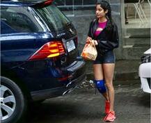 ब्लैक जैकेट और शॉर्ट्स में स्पॉट हुईं जाहन्वी कपूर, देखें तस्वीरें...
